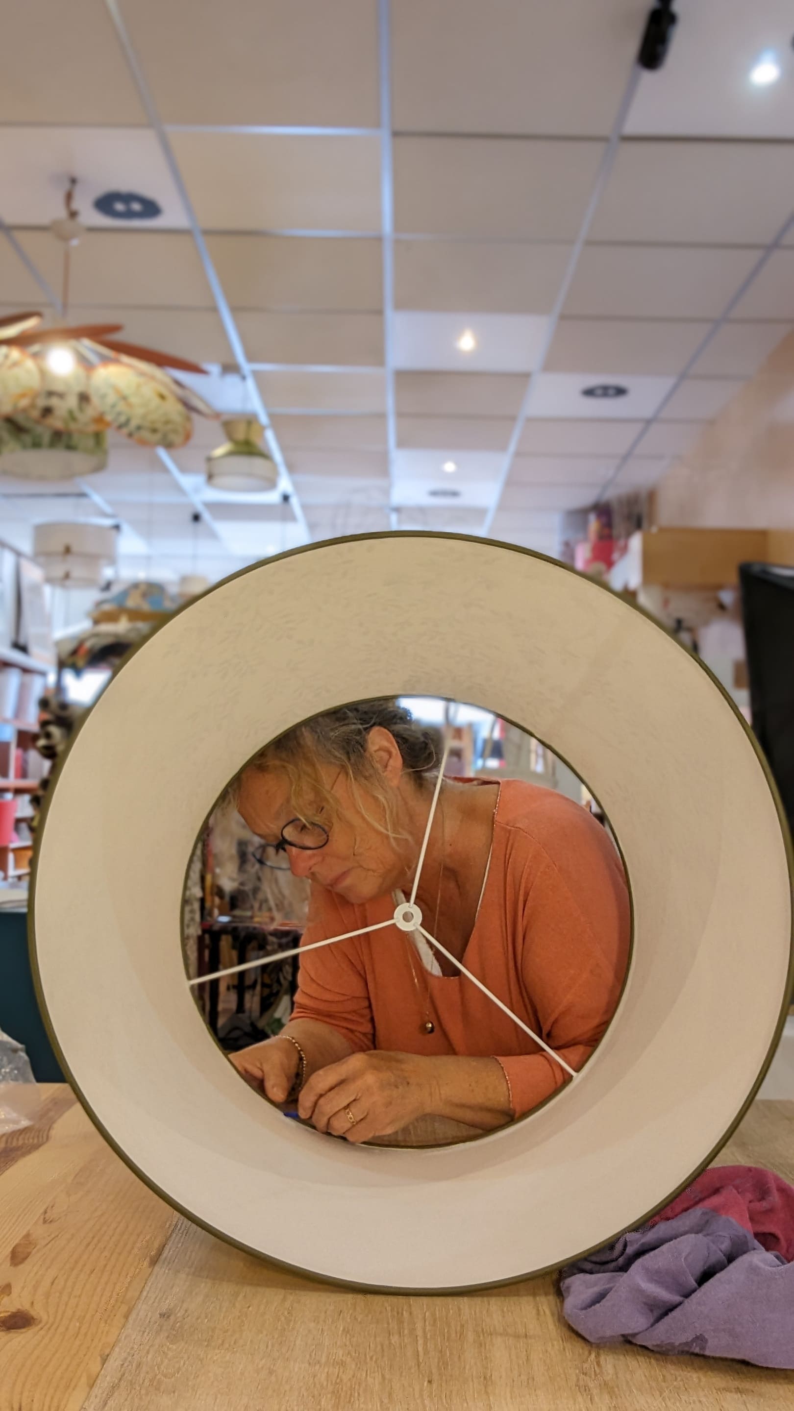 Femme travaillant sur un abat-jour