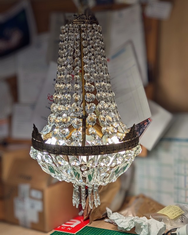 Petit lustre en cristal sur une table